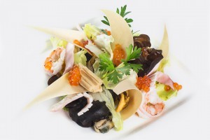 Морепродукты, икра лосося , древесные грибы, салат, спаржа, соус понзу