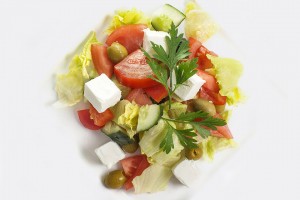 Сыр фета, оливки, салат, томат, огурец, болгарский перец, заправка
